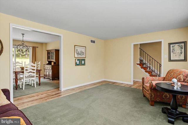 9 BROOKDALE DR, Doylestown, PA 18901