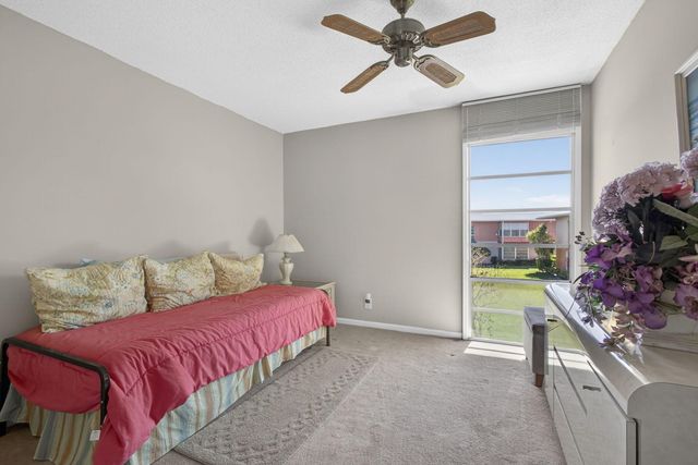 1 Golfs Edge F, West Palm Beach, FL 33417