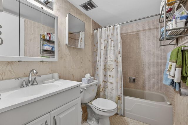 1 Golfs Edge F, West Palm Beach, FL 33417