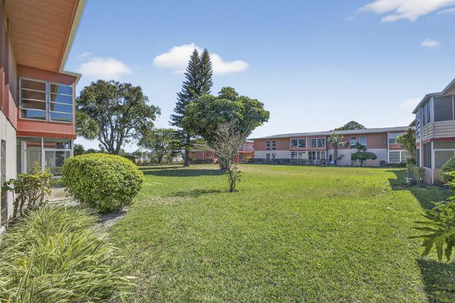 1 Golfs Edge F, West Palm Beach, FL 33417