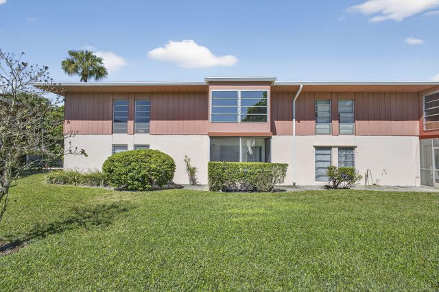 1 Golfs Edge F, West Palm Beach, FL 33417