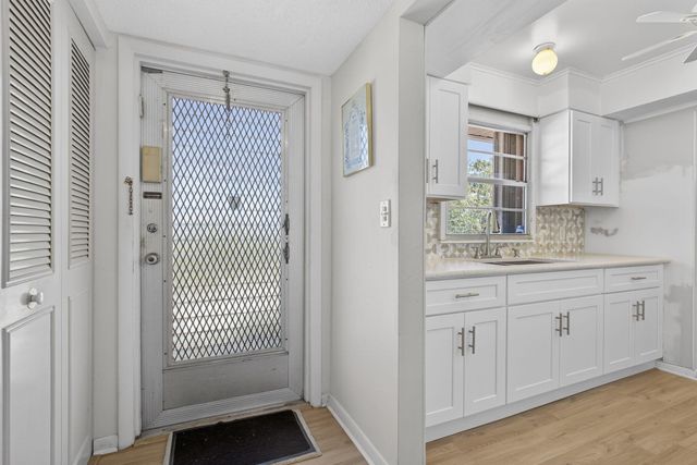 1 Golfs Edge F, West Palm Beach, FL 33417