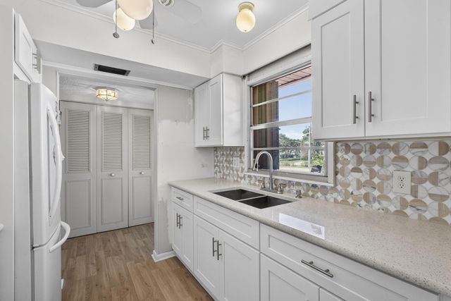 1 Golfs Edge F, West Palm Beach, FL 33417