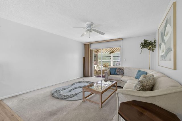 1 Golfs Edge F, West Palm Beach, FL 33417