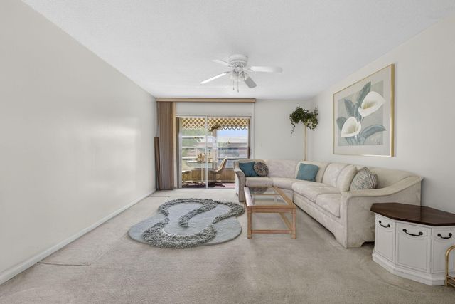 1 Golfs Edge F, West Palm Beach, FL 33417