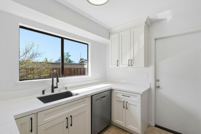 2022 Bob White Ln, Santa Cruz, CA 95065