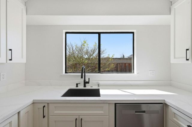 2022 Bob White Ln, Santa Cruz, CA 95065
