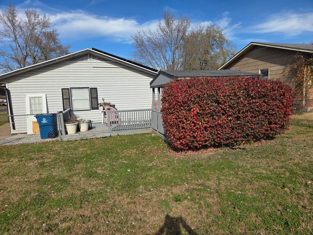 1803 S Garland Douglas Drive, Neosho, MO 64850