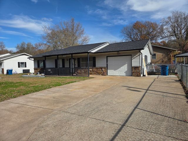 1803 S Garland Douglas Drive, Neosho, MO 64850