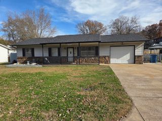 1803 S Garland Douglas Drive, Neosho, MO 64850
