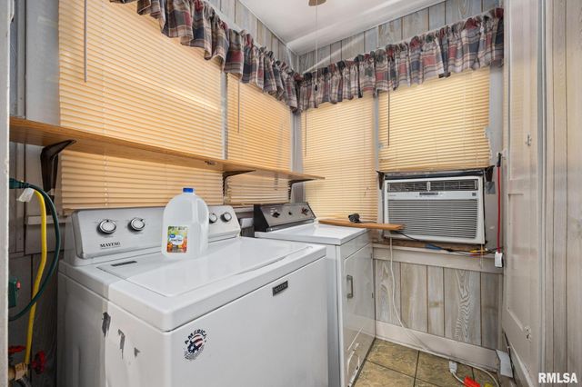 2112 W MANOR Parkway, West Peoria, IL 61604