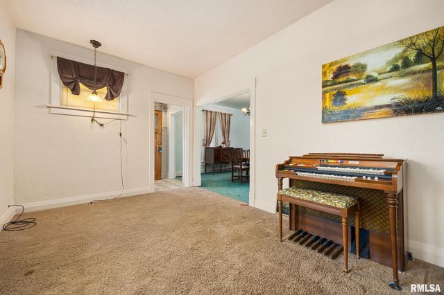 2112 W MANOR Parkway, West Peoria, IL 61604