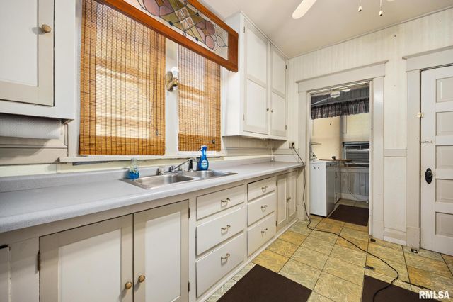 2112 W MANOR Parkway, West Peoria, IL 61604