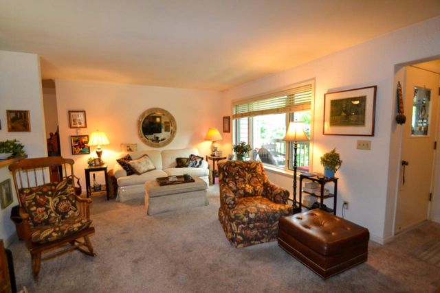 1647 S Carriage LANE #13, New Berlin, WI 53151