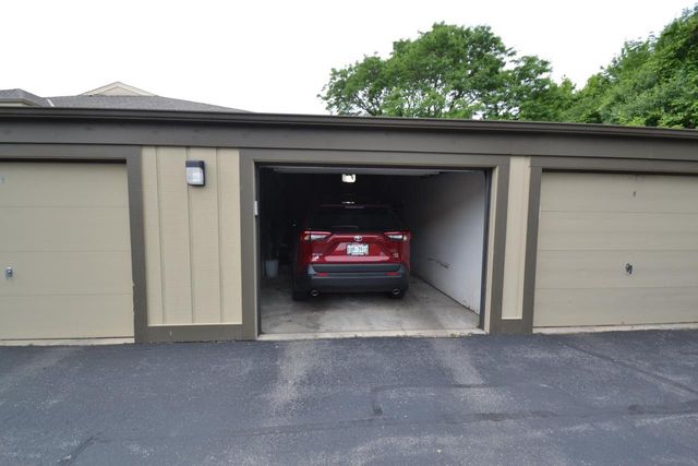 1647 S Carriage LANE #13, New Berlin, WI 53151