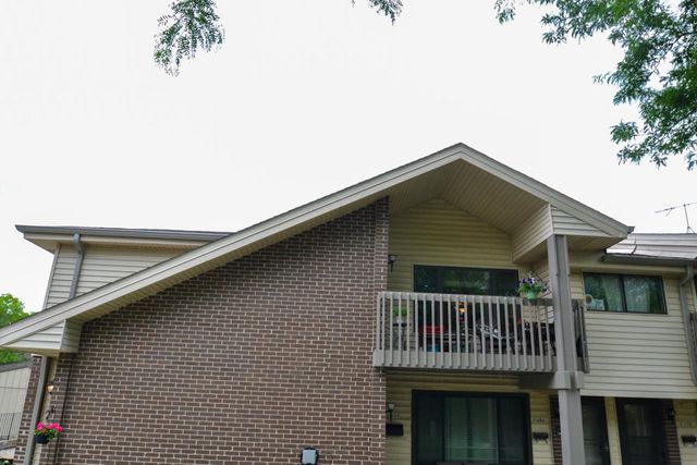 1647 S Carriage LANE #13, New Berlin, WI 53151
