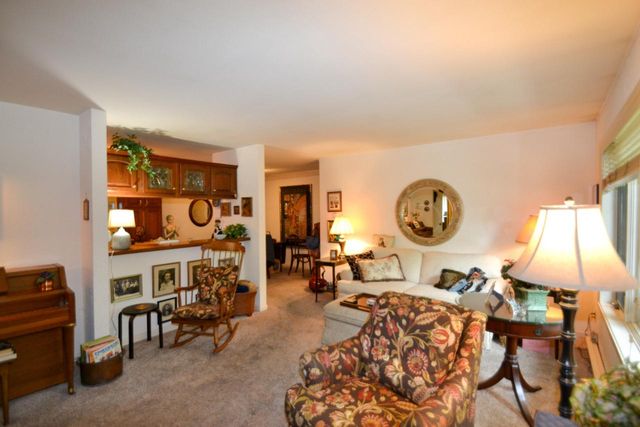 1647 S Carriage LANE #13, New Berlin, WI 53151