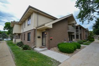 1647 S Carriage LANE #13, New Berlin, WI 53151