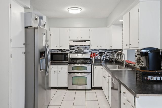 1426 25TH Street, Bettendorf, IA 52722