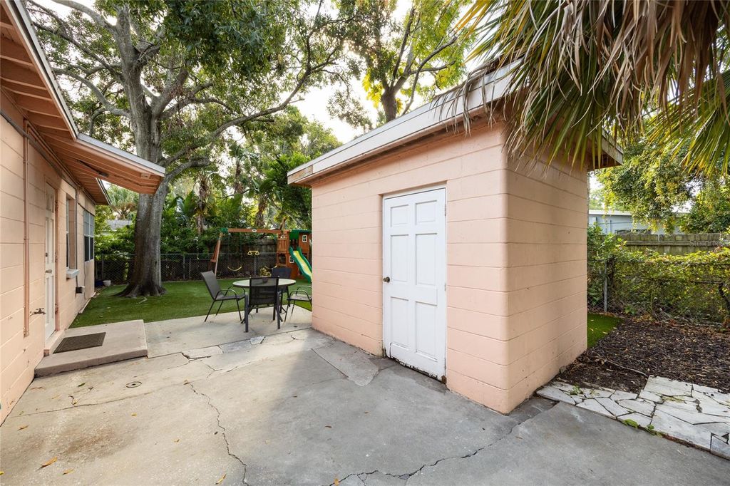 Image 28 of property listing at 3528 W MCELROY AVENUE, Tampa, FL 33611