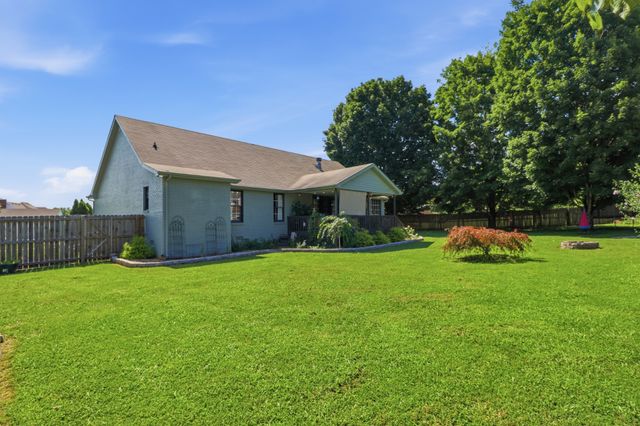 42 Starboard Ct, Estill Springs, TN 37330