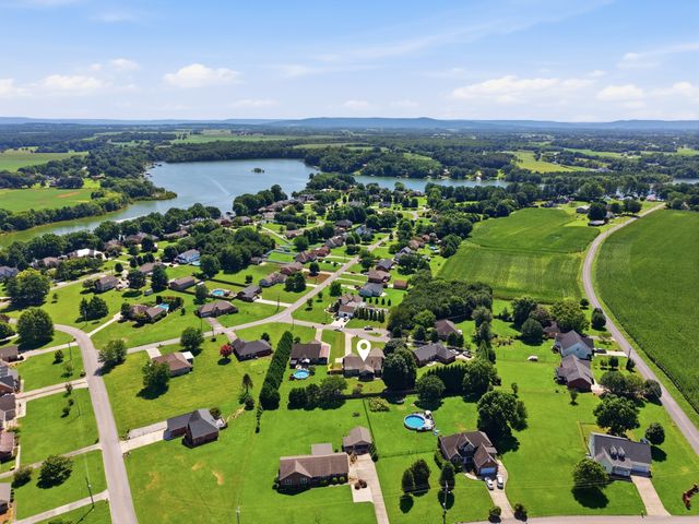 42 Starboard Ct, Estill Springs, TN 37330