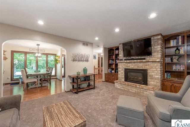 137 Maple Park Drive, Mankato, MN 56001