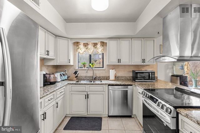 6 HAZEL AVE, Voorhees, NJ 08043