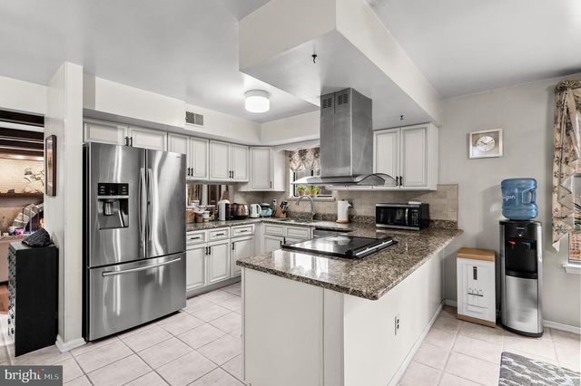 6 HAZEL AVE, Voorhees, NJ 08043