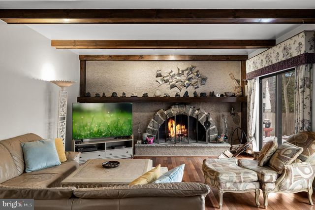 6 HAZEL AVE, Voorhees, NJ 08043