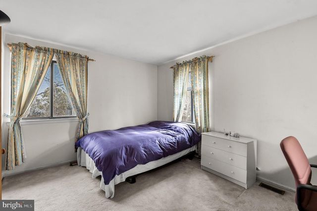 6 HAZEL AVE, Voorhees, NJ 08043