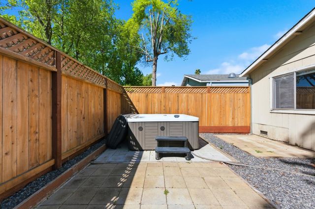 2446 Micawber Ln, Santa Rosa, CA 95401