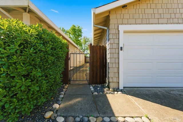 2446 Micawber Ln, Santa Rosa, CA 95401