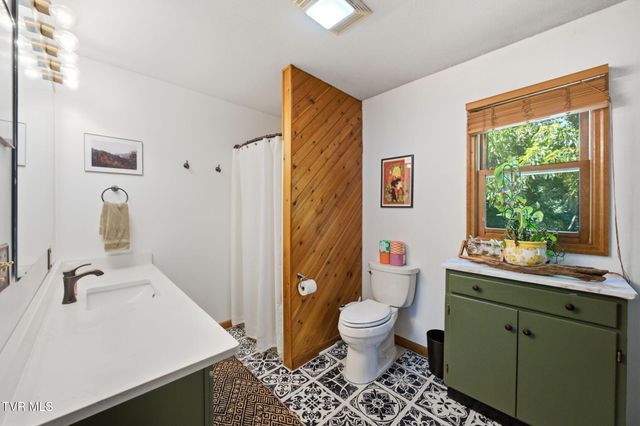 472 Hideaway Farm Road, Piney Flats, TN 37686