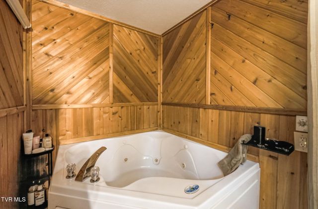 472 Hideaway Farm Road, Piney Flats, TN 37686