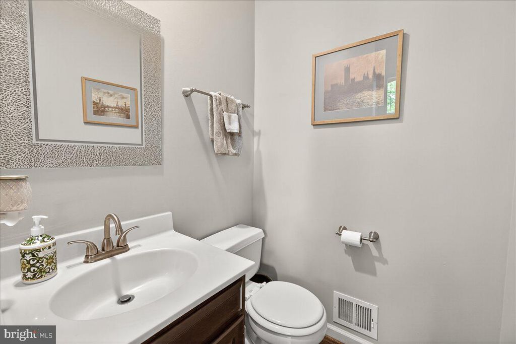 Image 14 of property listing at 10490 LAKERIDGE CT, New Market, MD 21774