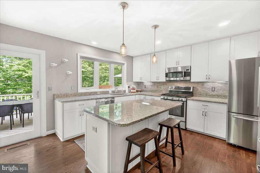 Image 18 of property listing at 10490 LAKERIDGE CT, New Market, MD 21774