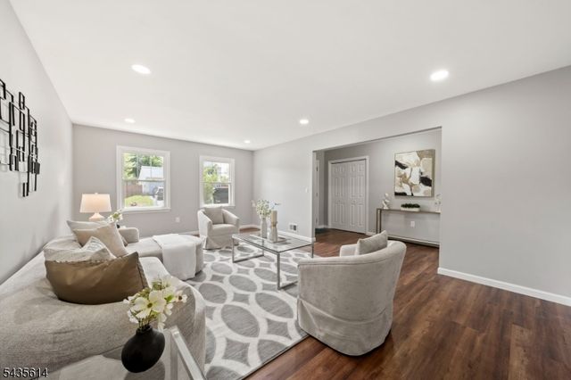 4 Dorothea Ter, Lawrence Twp., NJ 08648
