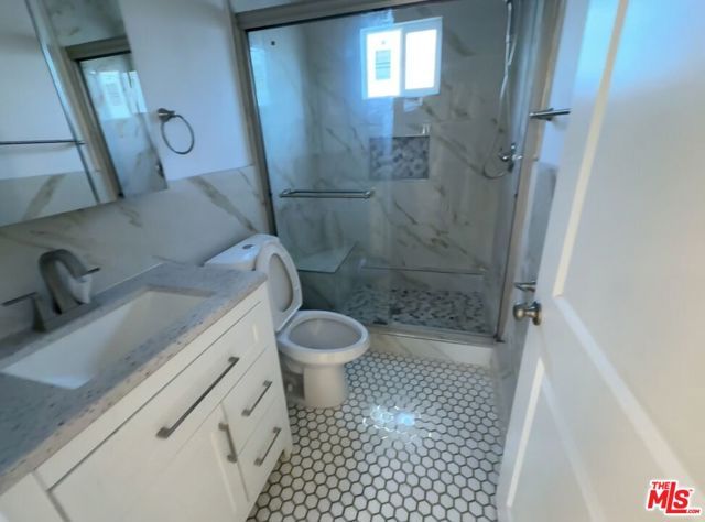 6550 Hanna Avenue, Woodland Hills (los Angeles), CA 91303