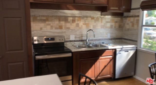 6550 Hanna Avenue, Woodland Hills (los Angeles), CA 91303