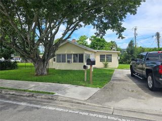 2121 NW 28th St, Oakland Park, FL 33311