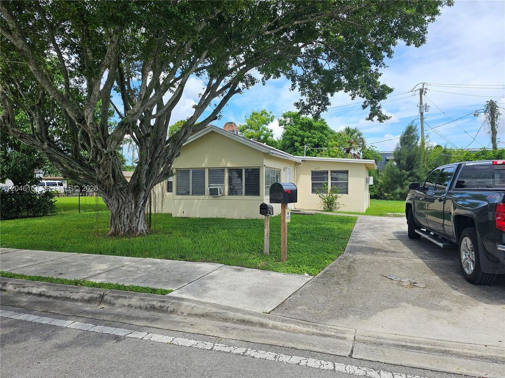 2121 NW 28th St, Oakland Park, FL 33311
