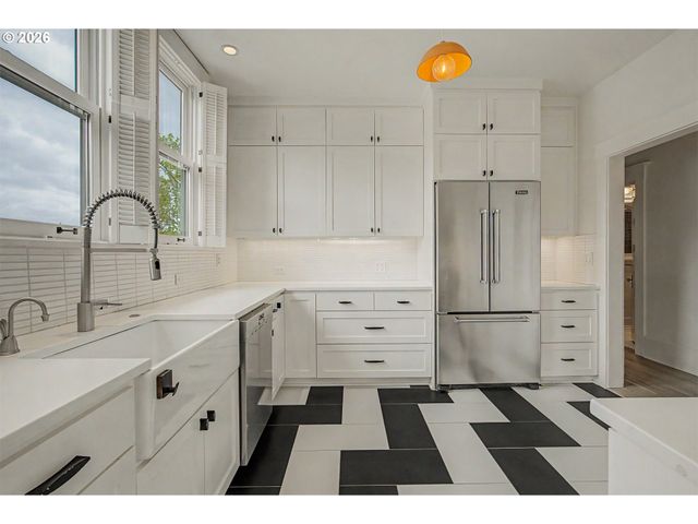 2387 Nw NORTHRUP St 9, Portland, OR 97210