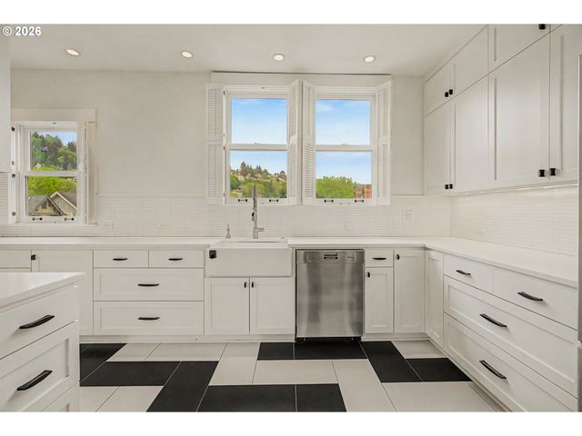 2387 Nw NORTHRUP St 9, Portland, OR 97210