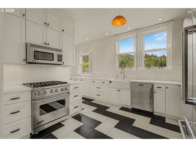 2387 Nw NORTHRUP St 9, Portland, OR 97210