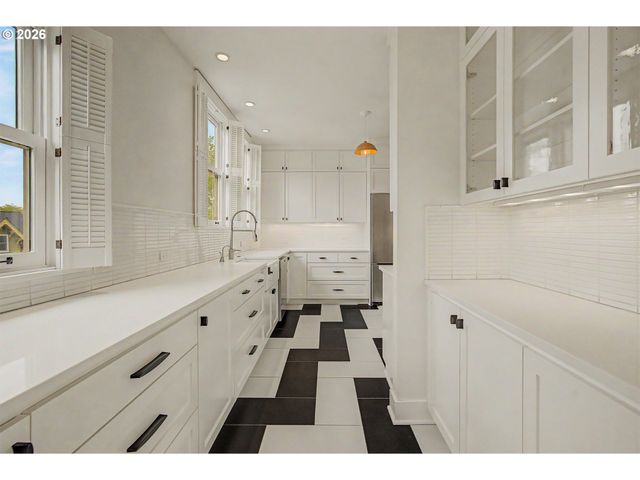 2387 Nw NORTHRUP St 9, Portland, OR 97210