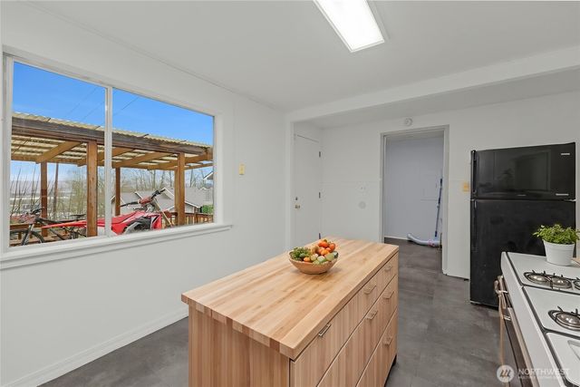 833 E Marine View Drive, Everett, WA 98201