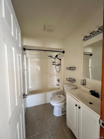 5004 Hayes Street, Wayne, MI 48184