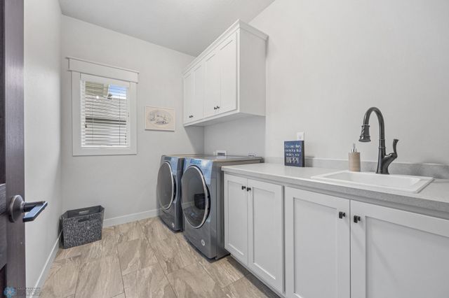 2865 Mcleod Drive E, West Fargo, ND 58078