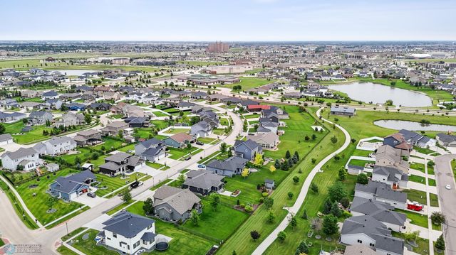 2865 Mcleod Drive E, West Fargo, ND 58078